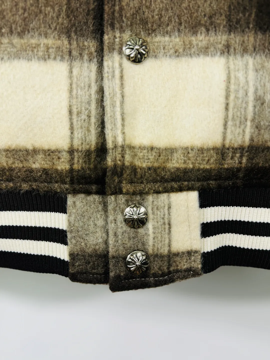 P520 top version 🐮 Real shot without P, ​​different from market products] Chrome Hearts 🍁Winter clothing is coming🍁 Sanskrit cross woolen leather sleeves spliced ​​baseball embroidered cotton jacket, heavy embroidery ➕ both sleeves and whole leather, counter synchronization, heavy industry! ! Customized version of thickened woolen fabric, silk lining, customized version of hardware, not the ordinary version on the market! ! Recommended color: wool plaid with leather Code numbers: S, M, L, XL